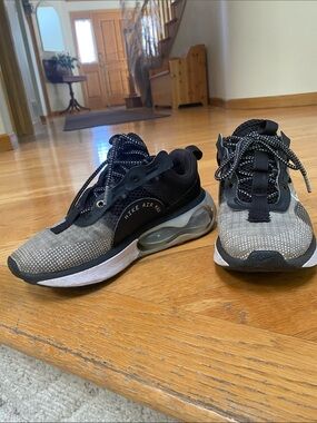 Nike Air Max Black and Gray Athletic tennis shoe